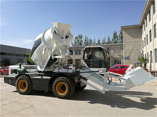 Self-loading concrete truck in China